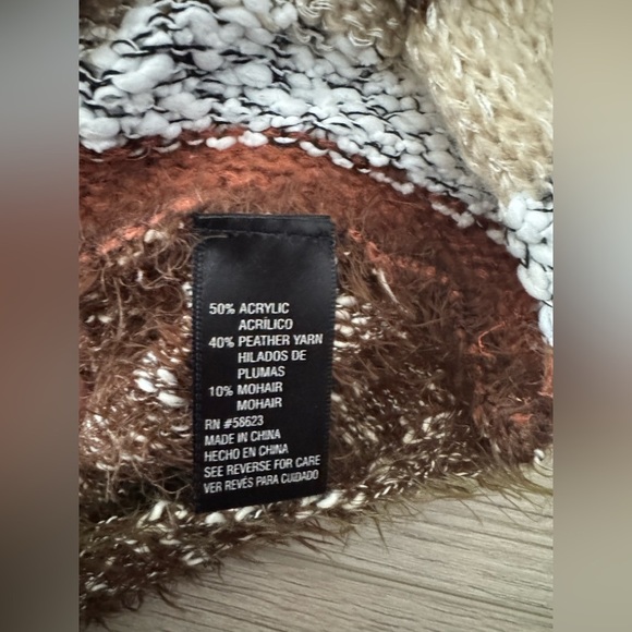 VIP Women's V-Neck Sweater in Brown, Cream, and Black 🍁🍂
*New with tags 🏷️ - Picture 5 of 8